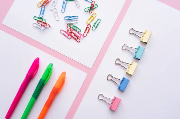Flat Lay Colorful Fold Back Clips Paper Clips Pens White — Stock Photo, Image