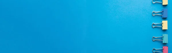 Вид Зверху Барвисті Пастельні Складні Затискачі Синьому Банер — стокове фото