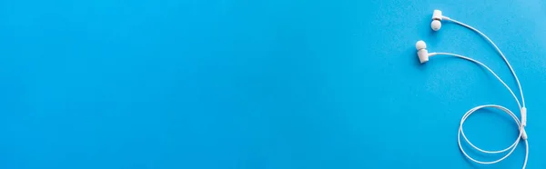 Vista Superior Fones Ouvido Com Fio Branco Azul Banner — Fotografia de Stock