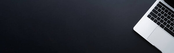 вид сверху на современный ноутбук на черном, баннер