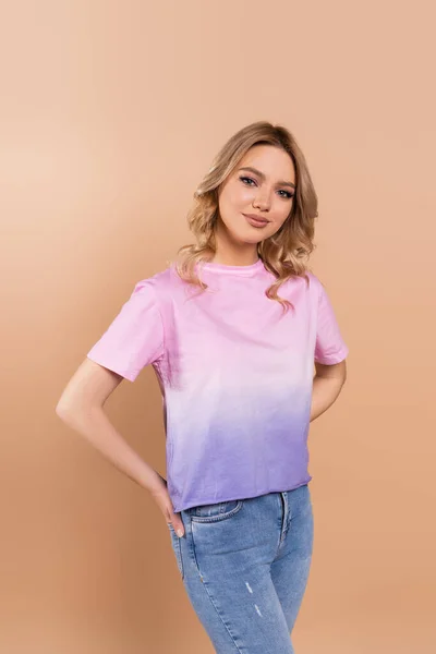 Mulher Feliz Com Mão Bolso Traseiro Jeans Isolado Bege — Fotografia de Stock