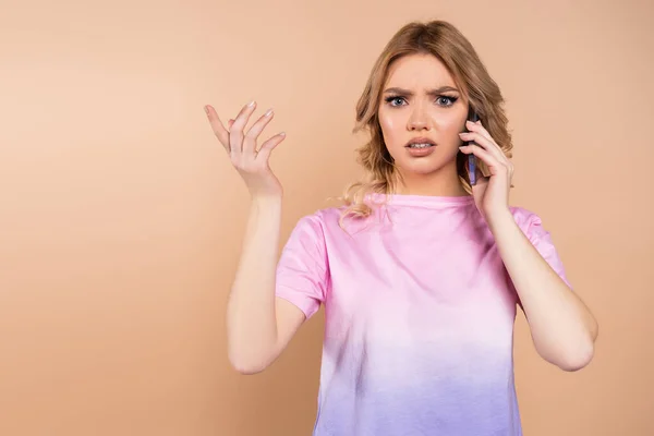 Mulher Descontente Chamando Smartphone Apontando Com Dedo Isolado Bege — Fotografia de Stock