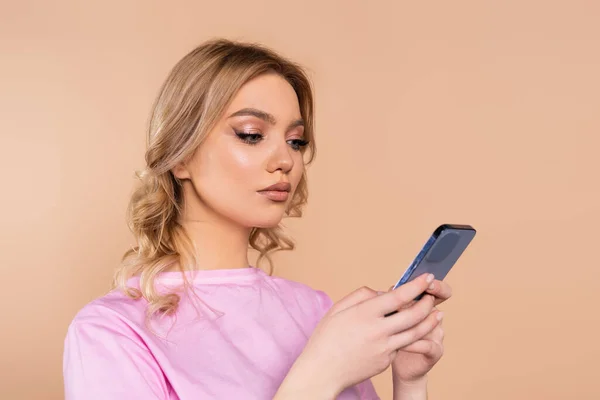 Pretty Woman Wavy Hair Chatting Cellphone Isolated Beige — Zdjęcie stockowe