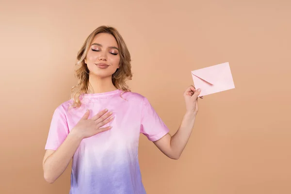Pleased Woman Closed Eyes Holding Postal Envelope Isolated Beige — Stock Photo, Image