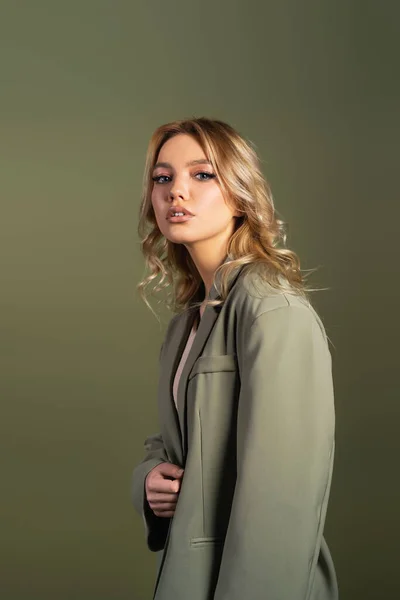 Pretty Woman Wavy Hair Posing Oversize Blazer Isolated Green — Stock Photo, Image