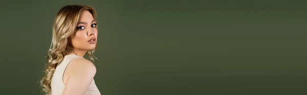 Гарна Жінка Хвилястим Волоссям Дивиться Камеру Ізольовано Зеленому Банер — стокове фото