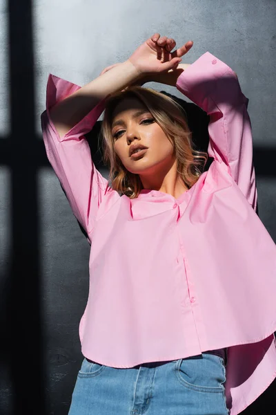 Mujer Camisa Rosa Posando Con Las Manos Sobre Cabeza Cerca — Foto de Stock