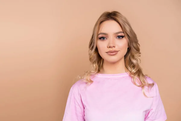 Jovem Bonita Mulher Com Cabelo Ondulado Sorrindo Para Câmera Isolada — Fotografia de Stock