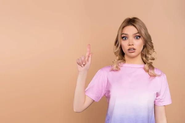 Surprised Woman Shirt Pointing Finger Isolated Beige — Foto Stock