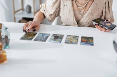 Evde tarot kartları tutan falcı görüntüsü 