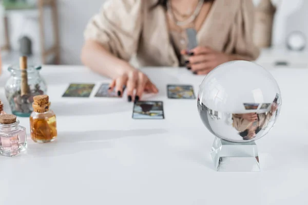 Vista Cortada Orbe Vidro Perto Cartomante Borrado Com Cartas Tarô — Fotografia de Stock