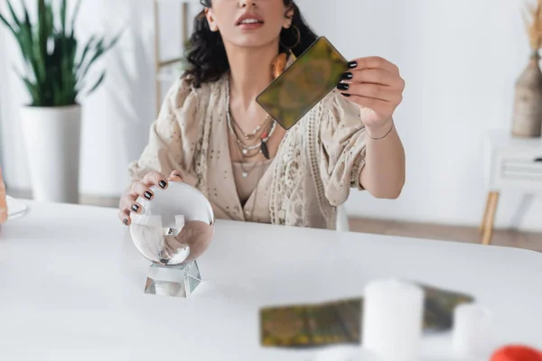 Beskuren Bild Spåkvinna Som Innehar Tarotkort Och Orb Hemma — Stockfoto