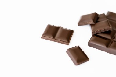 Beyaz üzerine izole edilmiş bulanık çikolata parçalarının yakın görüntüsü 