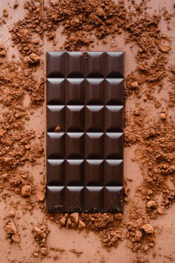 Koyu çikolata ve kahverengi arka planda kakao manzarası 