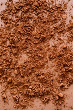 Kahverengi arkaplanda kakao tozunun üst görünümü 