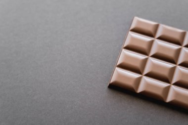 Siyah arkaplandaki çikolata çubuğunun üst görünümü