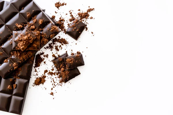 Vista Superior Cacao Seco Chocolate Negro Sobre Fondo Blanco —  Fotos de Stock