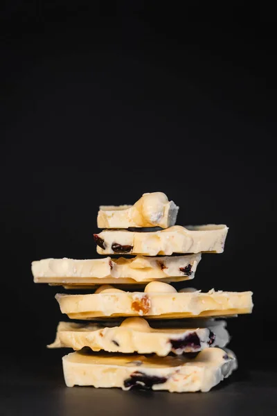 Vista Vicino Del Cioccolato Bianco Con Noci Sfondo Nero — Foto Stock