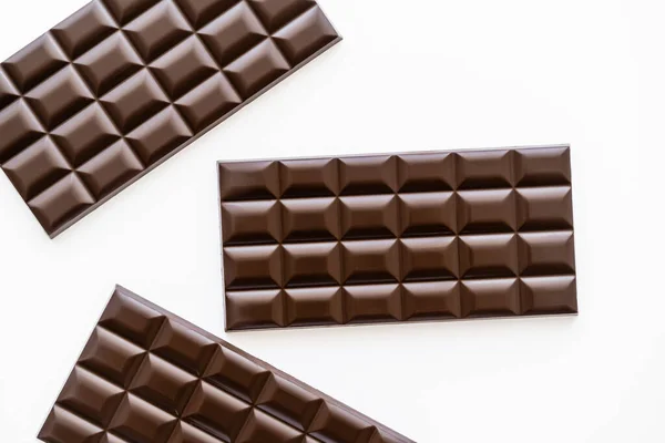 Bovenaanzicht Van Pure Chocoladerepen Geïsoleerd Wit — Stockfoto