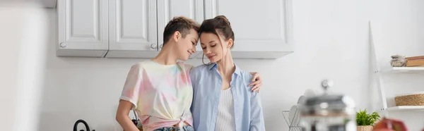 Ευτυχείς Pansexual Συντρόφους Αγκαλιάζει Στην Κουζίνα Πανό — Φωτογραφία Αρχείου