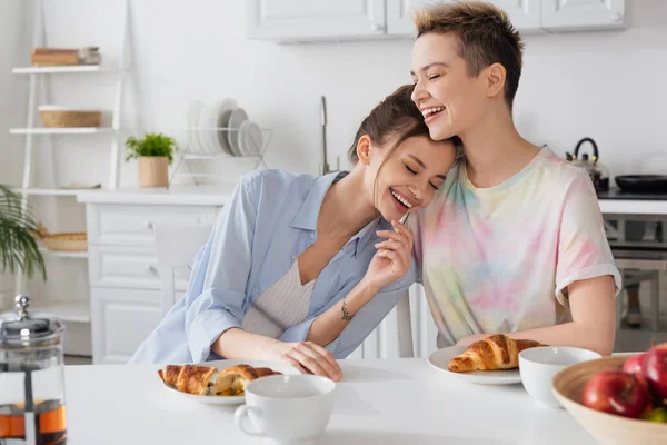 Socios Pansexuales Emocionados Riendo Cocina Cerca Croissants Tazas —  Fotos de Stock