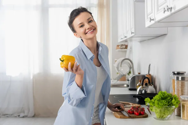 Mulher Satisfeita Segurando Pimentão Perto Tomates Cereja Alface Fresca — Fotografia de Stock