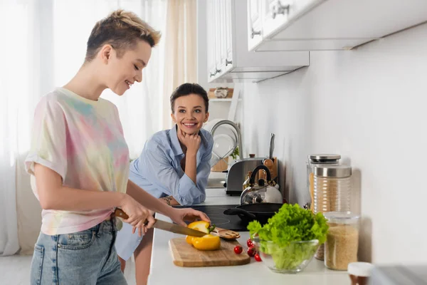 Young Bigender Person Cutting Bell Pepper While Preparing Breakfast Smiling — Stock Photo, Image