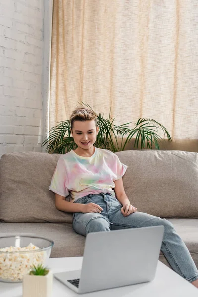 Young Happy Pansexual Person Short Hair Sitting Couch Watching Film — Foto de Stock