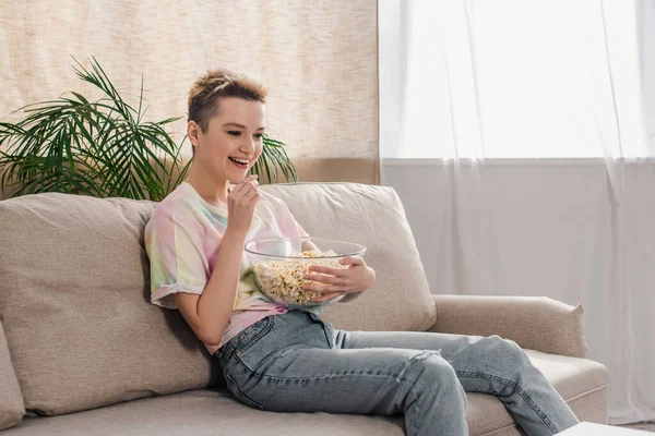 Vrolijk Bigender Persoon Jeans Zitten Bank Het Eten Van Popcorn — Stockfoto