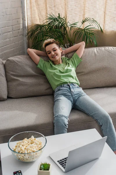 Happy Bigender Person Relaxing Sofa Watching Movie Laptop Bowl Popcorn — Stock fotografie