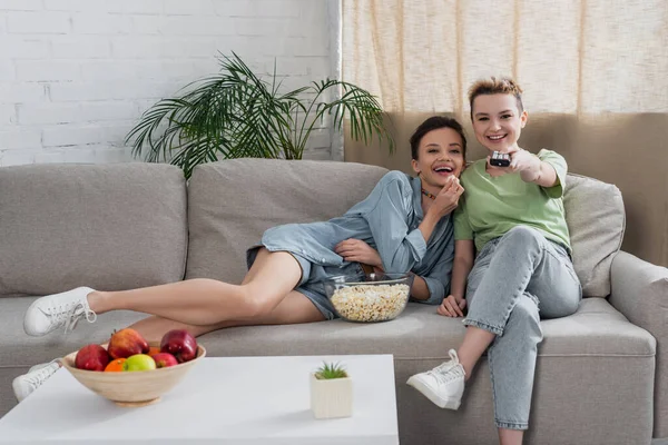 Laughing Pansexual Couple Watching Movie Popcorn Fresh Apples — Stockfoto