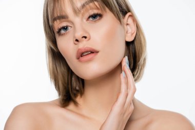 Mavi gözlü kadın beyaz kameraya bakıyor.