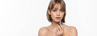 Pembe ruj tutan kâküllü genç bir kadın beyaz pankartta izole edilmiş.