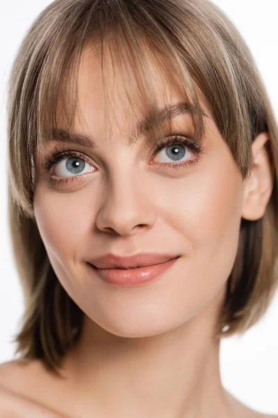 Sonriente Mujer Con Flequillo Ojos Azules Mirando Hacia Arriba Aislado — Foto de Stock