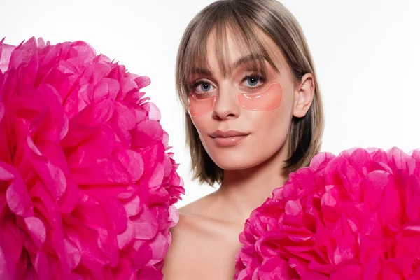 Giovane Donna Con Macchie Oculari Idrogel Vicino Fiori Rosa Brillante — Foto Stock