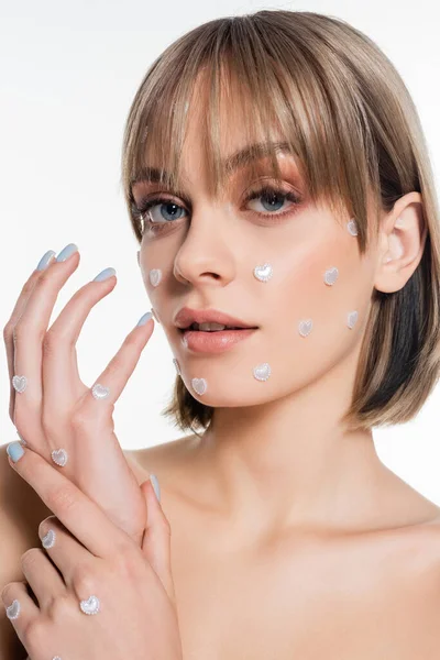 Mujer Joven Con Elementos Nacros Forma Corazón Maquillaje Mirando Cámara — Foto de Stock