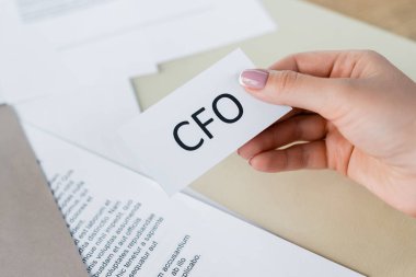 Cfo harfli kağıt tutan kadın manzarası. 