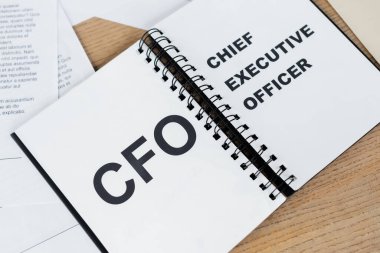 Cfo ve yürütme subayı harfleriyle birlikte dizüstü bilgisayarın üst görünümü 