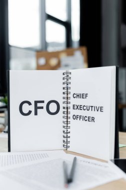 CFO ve İcra Kurulu Başkanı 'nın olduğu defter masanın üstünde.