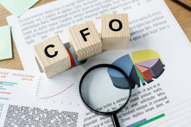 Cfo harfli küplerin yakınındaki grafiklerin üstündeki büyüteç görünümü