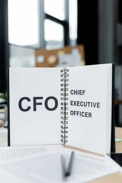 Notebook Cfo Director Executiv Scrisori Birou — Fotografie, imagine de stoc