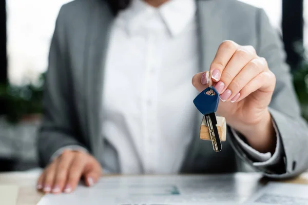 Cropped View Businesswoman Holding Key Key Chain — Stock Photo, Image