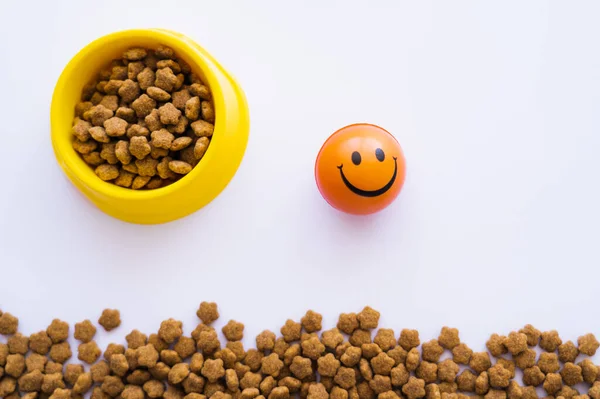 Πάνω Άποψη Της Μπάλας Smiley Emoticon Κοντά Τροφές Για Ζώα — Φωτογραφία Αρχείου