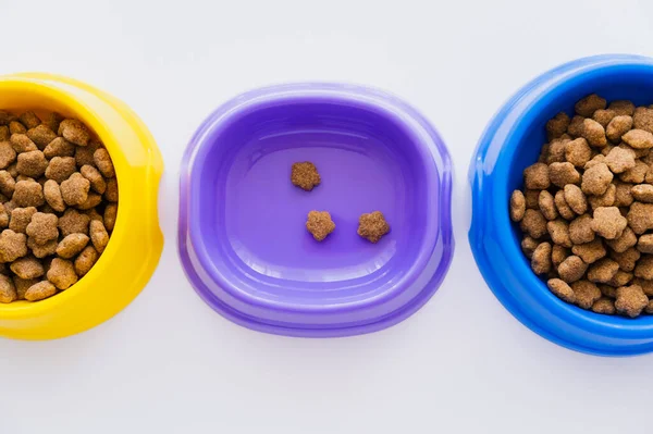 Vista Superior Cuencos Colores Con Diferentes Alimentos Para Mascotas Aislados —  Fotos de Stock