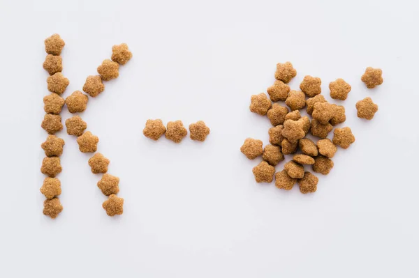Vista Superior Alimentos Secos Para Animais Estimação Perto Letra Isolado — Fotografia de Stock