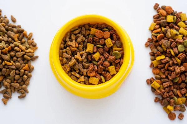 Vista Superior Diferentes Alimentos Secos Para Mascotas Tazón Amarillo Aislado — Foto de Stock