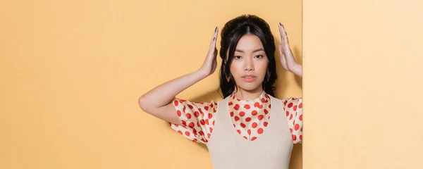 Modelo Asiático Moda Ropa Retro Posando Sobre Fondo Naranja Bandera — Foto de Stock