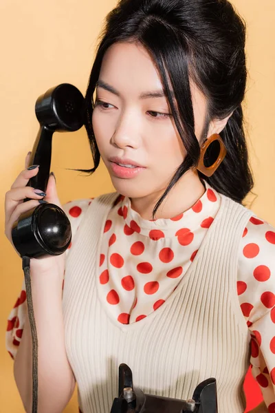 Πορτρέτο Του Ασιατικού Μοντέλου Κρατώντας Ρετρό Τηλέφωνο Πορτοκαλί Φόντο — Φωτογραφία Αρχείου