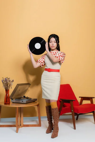 Elegante Modelo Asiático Sosteniendo Disco Vinilo Cerca Del Jugador Flores — Foto de Stock