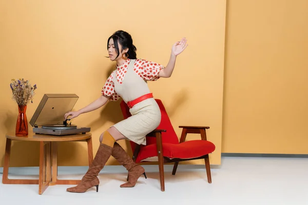 Young Asian Woman Using Record Player Flowers Coffee Table Orange — Stock Photo, Image